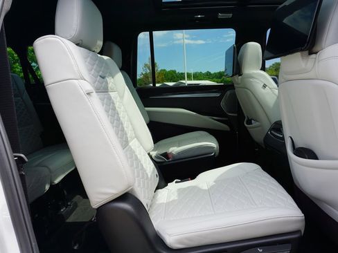 Used 2025 Cadillac Escalade ESV V AWD/4WD image 47