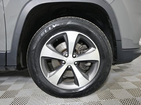 Used 2020 Jeep Cherokee Limited image 11