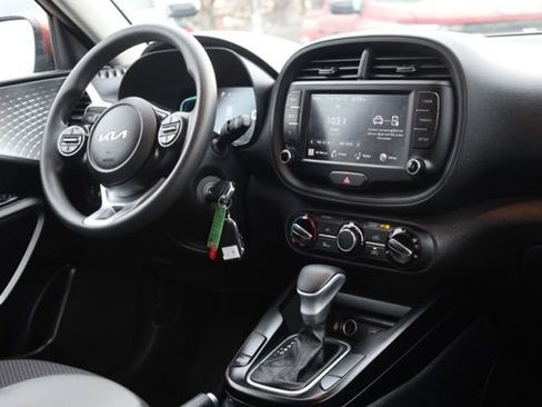 Used 2024 Kia Soul LX image 3