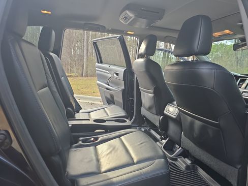 Used 2018 Toyota Highlander Limited image 11