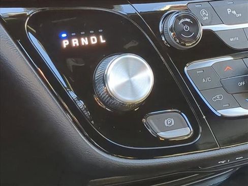 Used 2025 Chrysler Pacifica Select image 12