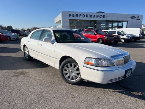 Used 2010 Lincoln Town Car Signature Limited image 1