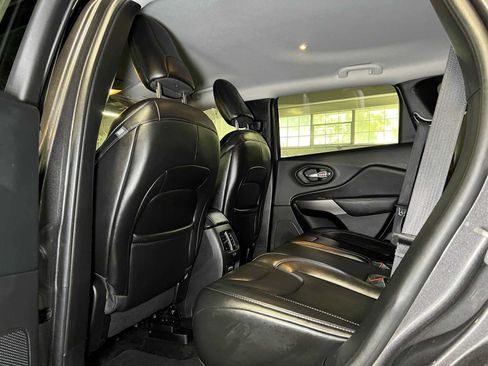 Used 2019 Jeep Cherokee Latitude Plus FWD image 17