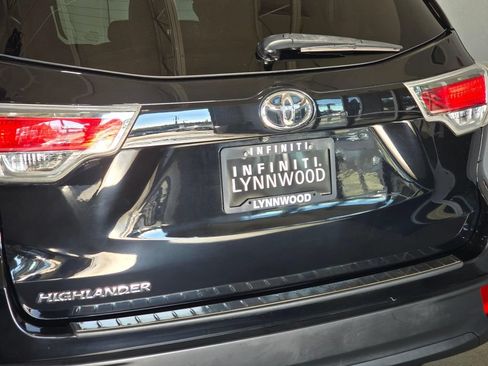 Used 2014 Toyota Highlander XLE AWD/4WD image 23