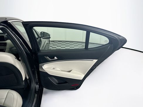 Used 2025 Genesis G70 2.5T RWD image 31