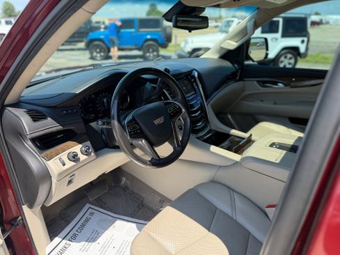 Used 2020 Cadillac Escalade ESV Premium Luxury image 23