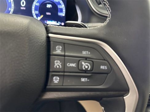 Used 2024 Jeep Grand Cherokee Limited w/ Black Appearance Package image 32