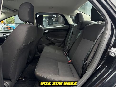 Used 2018 Ford Focus SE w/ SE Appearance Package FWD image 20