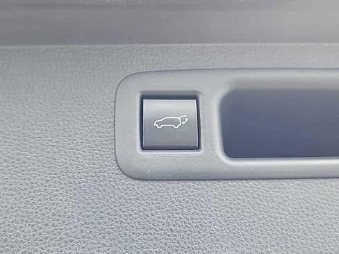 Used 2022 Toyota Highlander XLE AWD/4WD image 19