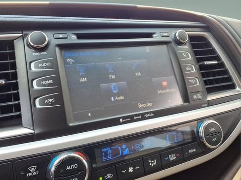 Used 2019 Toyota Highlander XLE AWD/4WD image 22