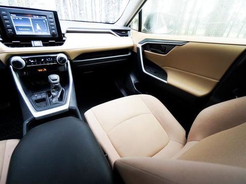 Used 2019 Toyota RAV4 LE image 25