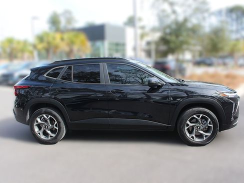 Used 2024 Chevrolet Trax LT w/ LT Convenience Package image 11