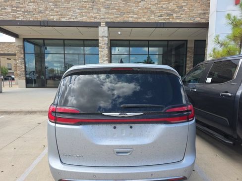 Used 2023 Chrysler Pacifica Touring-L FWD image 4