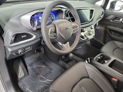 New 2026 Chrysler Pacifica Select image 11