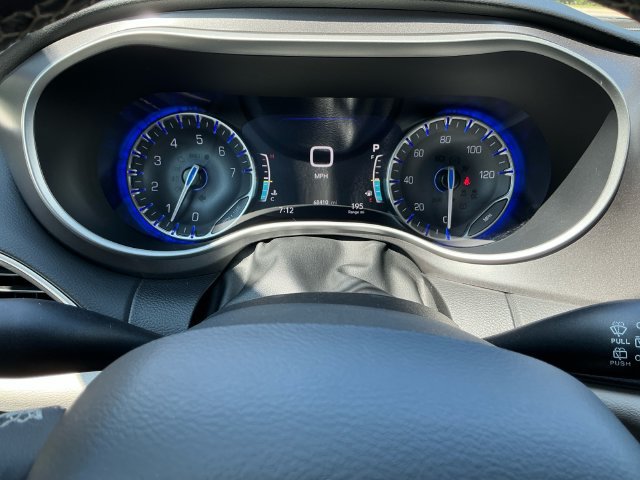 Used 2023 Chrysler Pacifica Touring-L FWD image 22