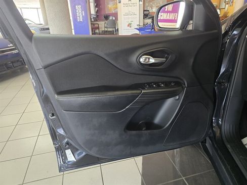 Used 2014 Jeep Cherokee Latitude AWD/4WD image 7