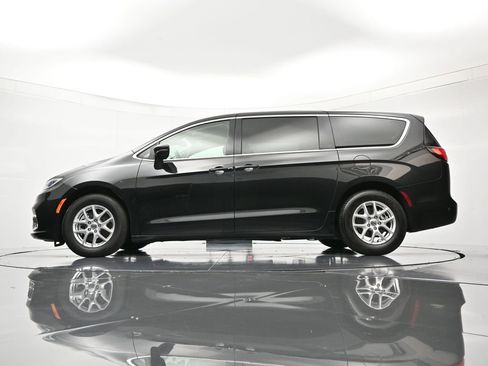Certified 2023 Chrysler Pacifica Touring-L image 46