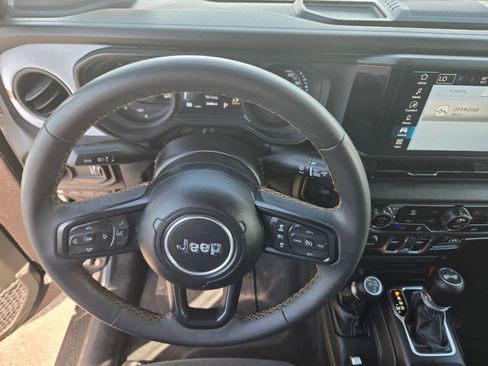 Used 2024 Jeep Wrangler Unlimited AWD/4WD image 32