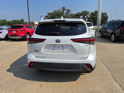 Used 2022 Toyota Highlander XLE AWD/4WD image 6