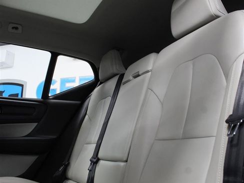 Used 2019 Volvo XC40 T5 Momentum image 17