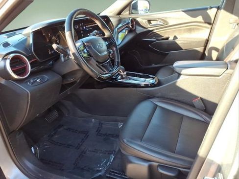 Used 2025 Chevrolet Trax RS w/ Sunroof Package FWD image 11
