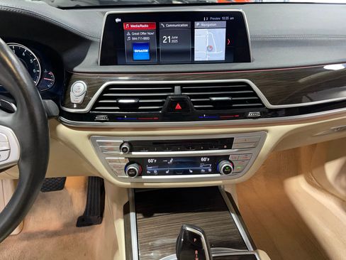 Used 2018 BMW 740i image 35