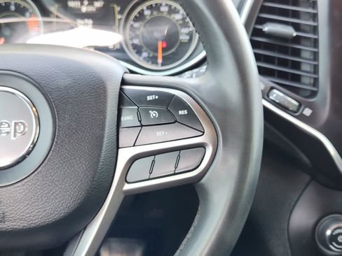 Used 2020 Jeep Cherokee Latitude Plus FWD image 28