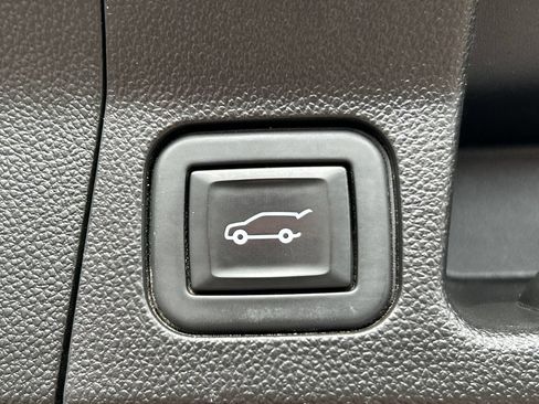 Used 2020 GMC Acadia Denali w/ Technology Package AWD/4WD image 31