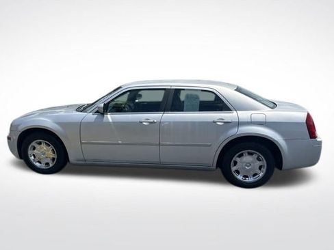 Used 2006 Chrysler 300 Touring RWD image 2