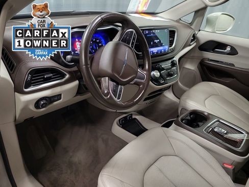 Used 2021 Chrysler Pacifica Touring-L FWD image 13