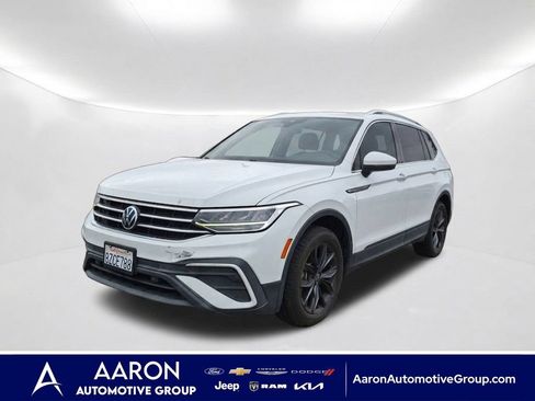 Used 2022 Volkswagen Tiguan SE FWD image 1