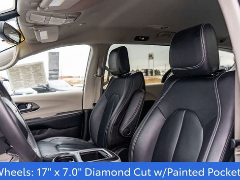 Used 2024 Chrysler Pacifica Select image 22