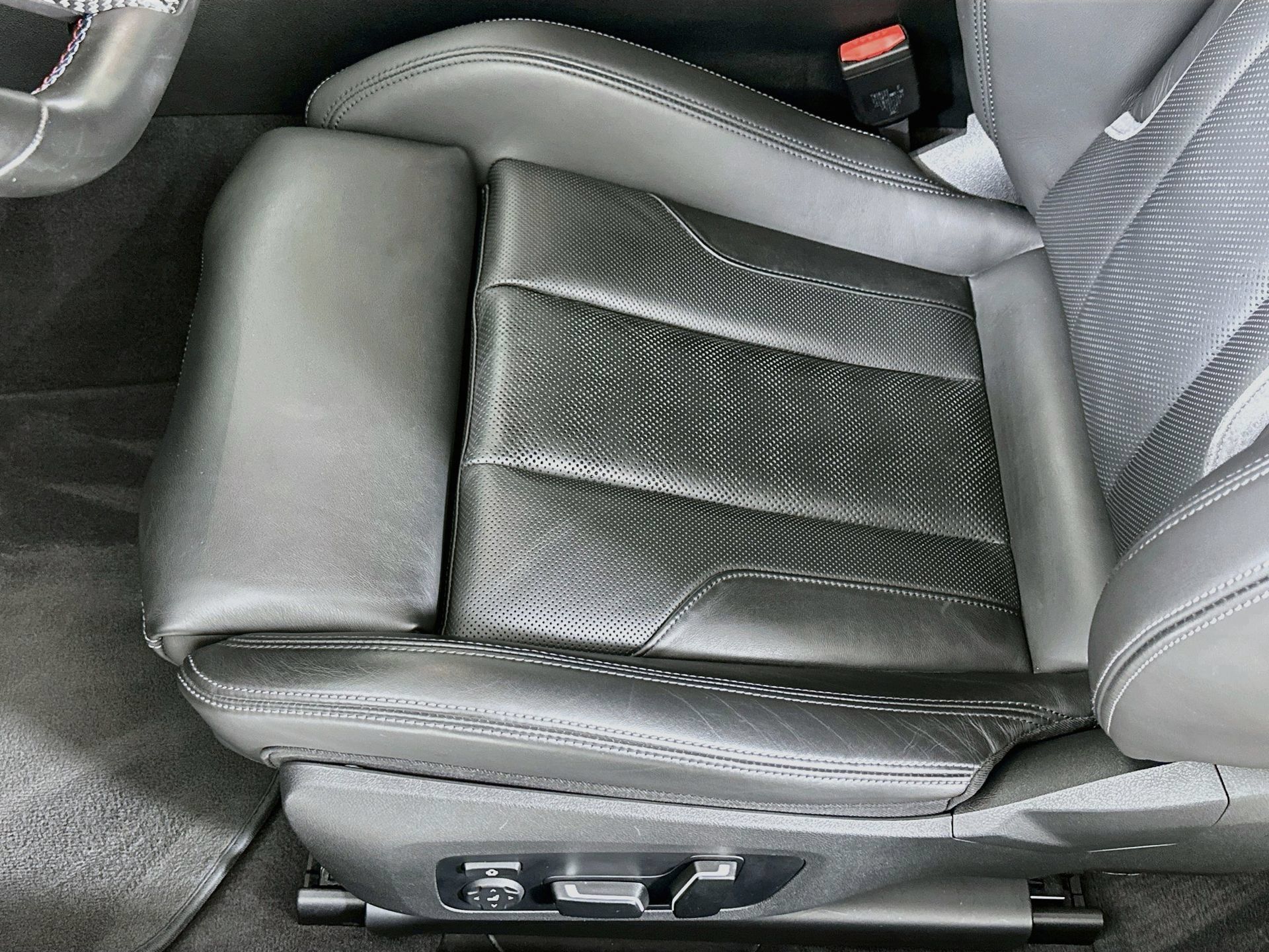 Used 2025 BMW M4 Competition w/ Executive Package RWD image 21
