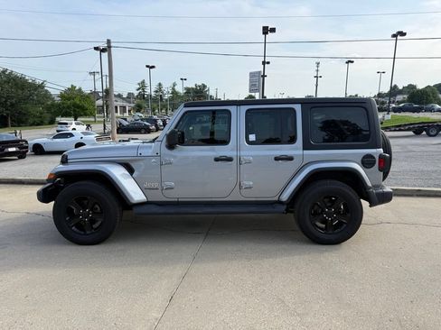 Used 2020 Jeep Wrangler Unlimited Sahara AWD/4WD image 9