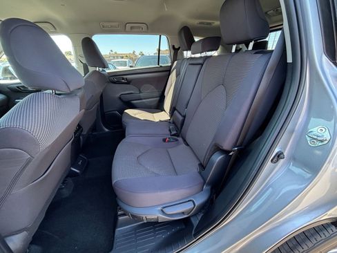 Used 2025 Toyota Highlander LE FWD image 39