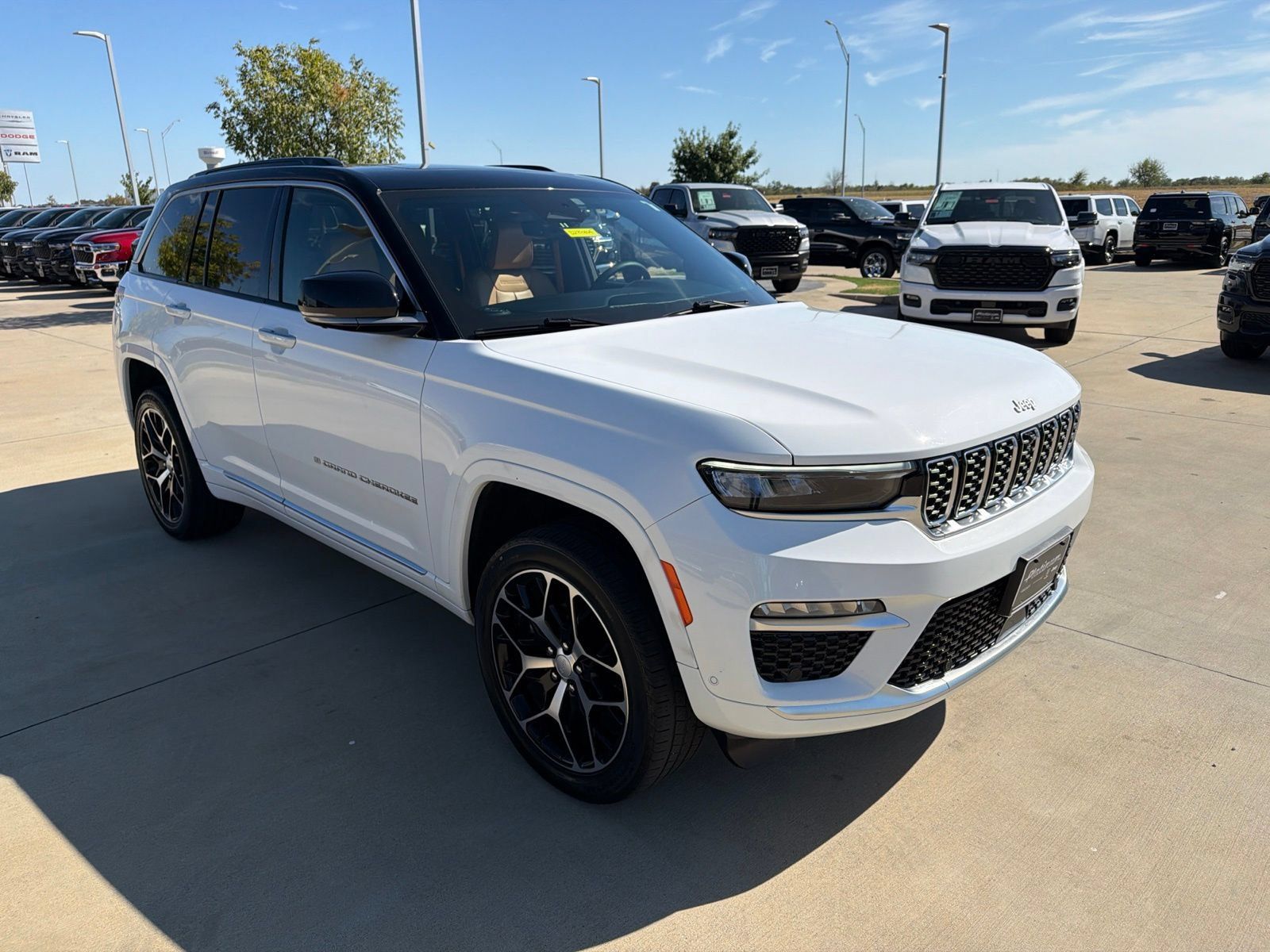 Used 2025 Jeep Grand Cherokee Summit AWD/4WD image 7