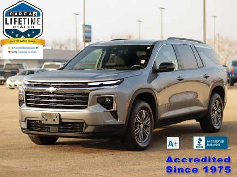 Used 2025 Chevrolet Traverse LT image 3