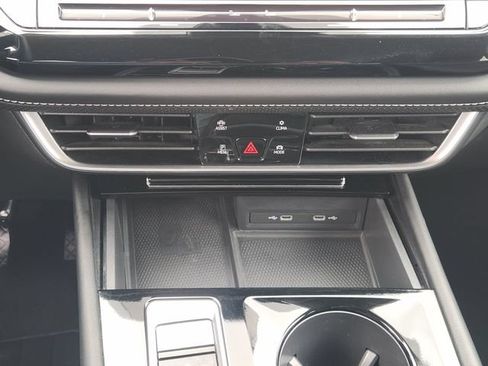 Used 2024 Volkswagen Atlas SE AWD/4WD image 17