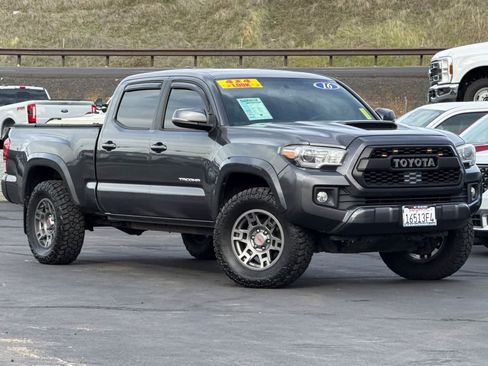Used 2016 Toyota Tacoma TRD Sport image 2