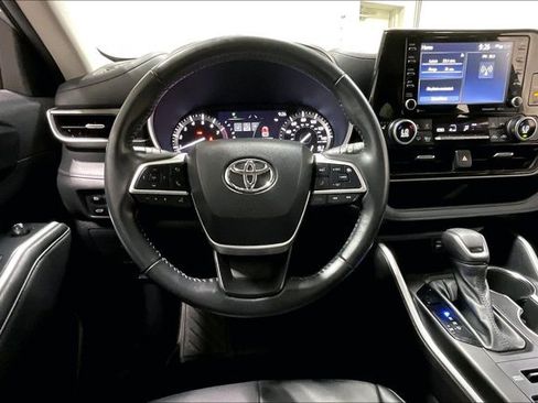 Used 2022 Toyota Highlander XLE AWD/4WD image 5