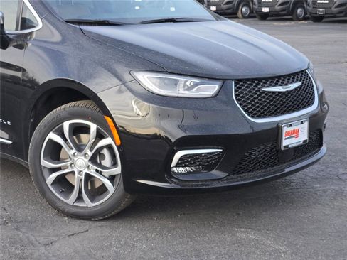 New 2026 Chrysler Pacifica Pinnacle image 2