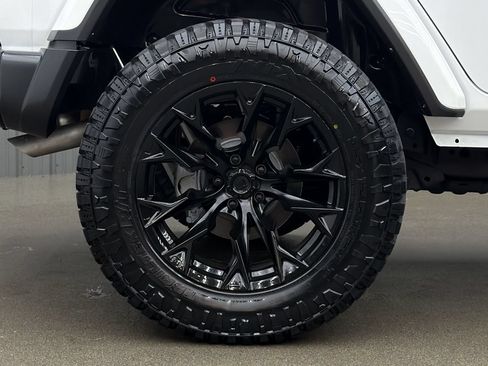 Used 2024 Jeep Wrangler Unlimited Sahara w/ Technology Group AWD/4WD image 11