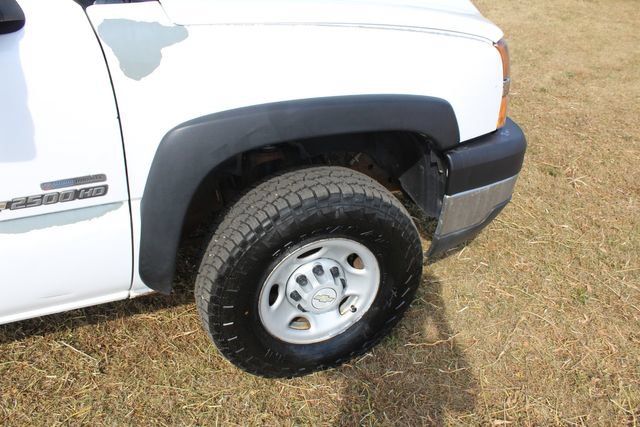 Used 2006 Chevrolet Silverado 2500 W/T w/ Heavy-Duty Power Package AWD/4WD image 8