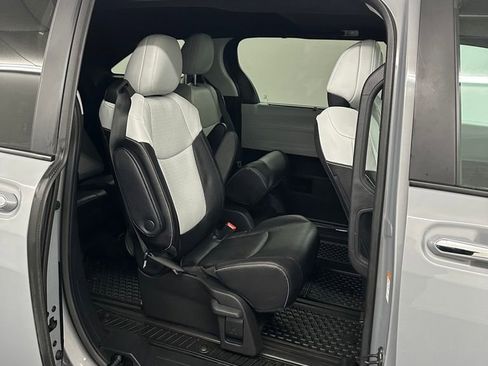 Used 2025 Toyota Sienna XSE AWD/4WD image 33