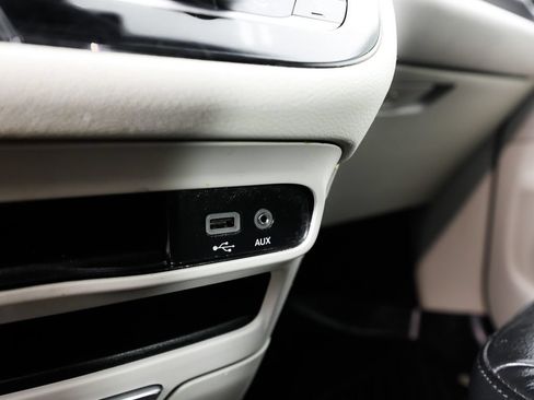 Used 2020 Chrysler Pacifica Touring-L FWD image 28