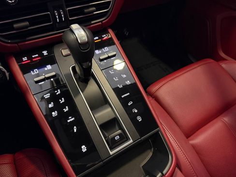 Certified 2023 Porsche Macan S AWD/4WD image 19