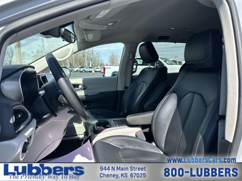 Used 2024 Chrysler Pacifica Touring-L image 11