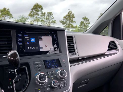 Used 2017 Toyota Sienna XLE FWD image 35