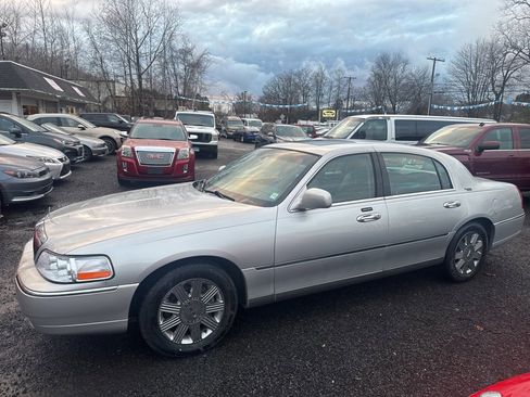 Used 2005 Lincoln Town Car Signature Limited image 17