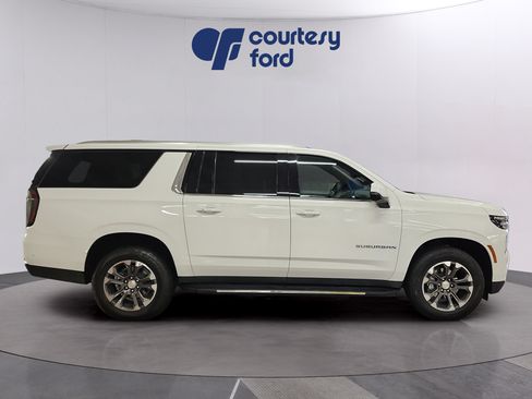 Used 2025 Chevrolet Suburban LT w/ Comfort Package AWD/4WD image 8